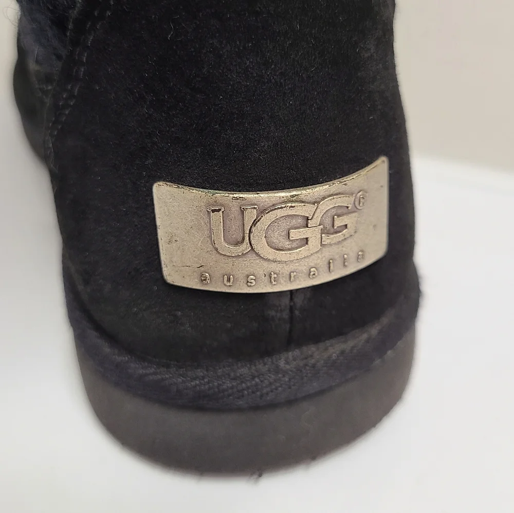 UGG Australia Black Suburb Boots Leather/Cable Knit Size 7